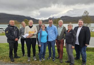 Frå venstre: Stein Windingstad - SNO, Nasjonalparkforvaltar Eldrid Nedrelo, Marit Sletten - Lom, Harald Sve Bjørndal - Vågå, Trude Brosvik - Vestland fk, Geir-Arve Sandvik - Luster, Nasjonalparkforvaltar Kari Sveen, Christian Sønstelien - Årdal