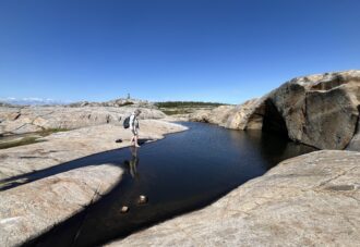 Turmål på øya Herføl:  Katedralen - en diger jettegryte, med seilmerket på Linnekleppen i bakgrunnen.