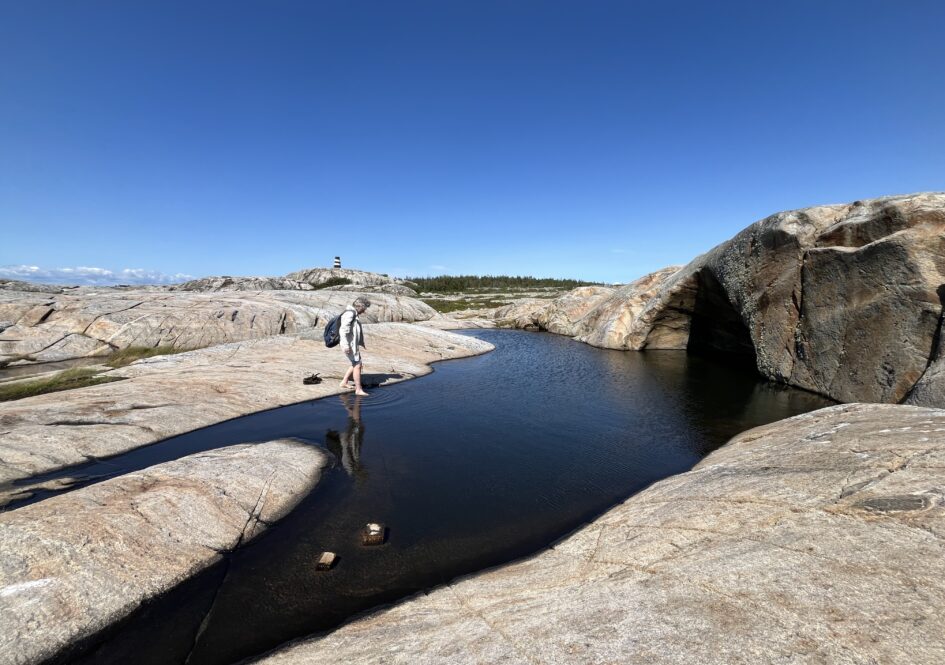 Turmål på øya Herføl:  Katedralen - en diger jettegryte, med seilmerket på Linnekleppen i bakgrunnen.